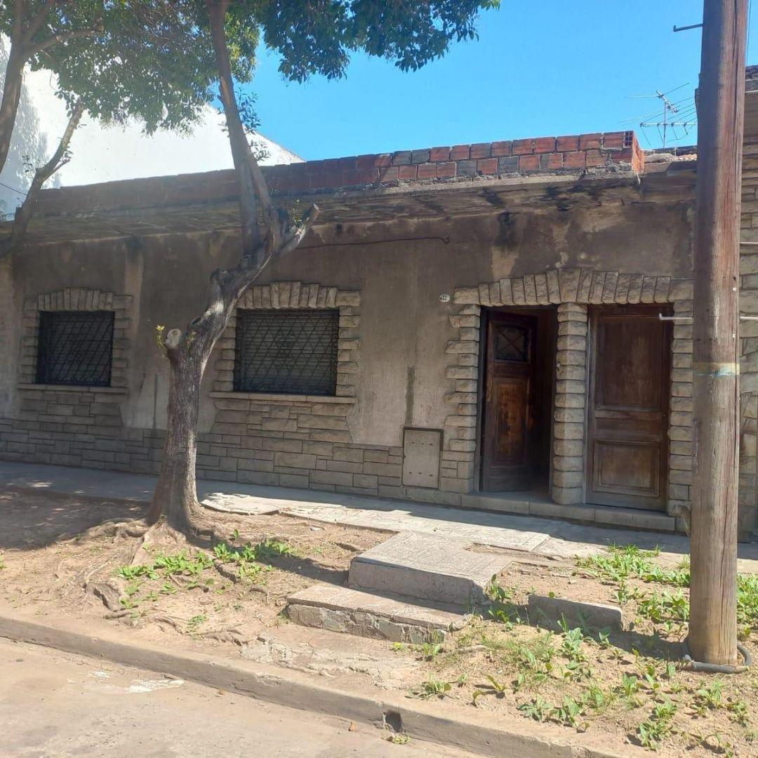 Venta casa 3 AMB. c/ptio y tza toda la sup. a refac.+ local