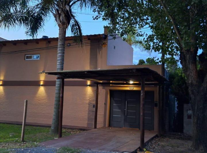 Casa 3 dormitorios, 2 baños, patio, pileta - Lima 2100 - Pueblo Esther 2