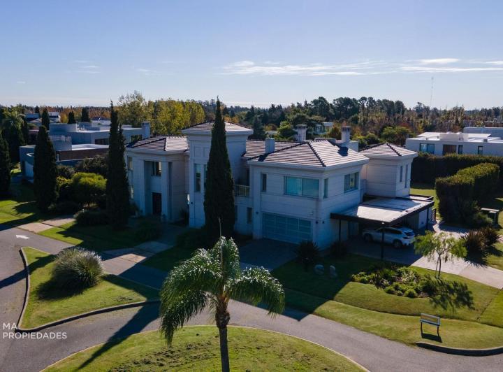 Casa de 4 Dormitorios con Piscina, lote de 2400 m2 - Kentucky - Funes | Venta 2