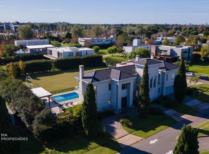 Casa de 4 Dormitorios con Piscina, lote de 2400 m2 - Kentucky - Funes | Venta 4