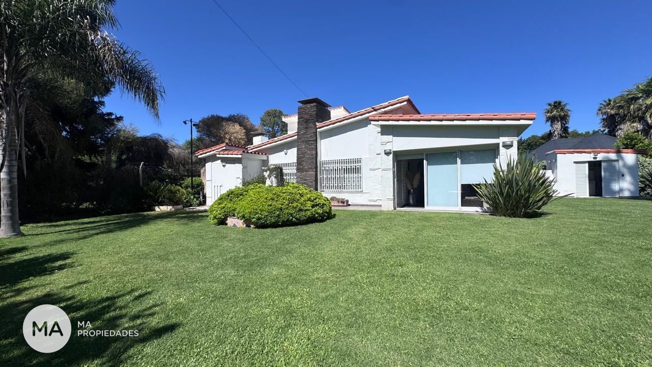 Casa 3 Dormitorios, con piscina | Roldan | Venta