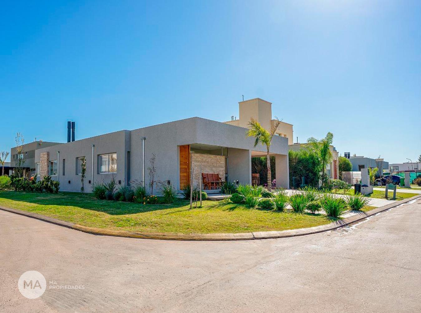 Casa 3 Dormitorios con Jardin y Piscina - San Sebastián Barrio Privado - Funes | Venta