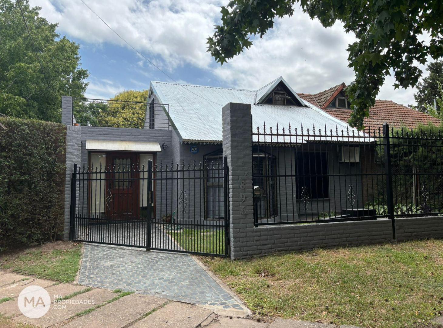 Casa 3 Dormitorios con Jardin, pileta y cochera - Tarragona 800 - Fisherton | Venta