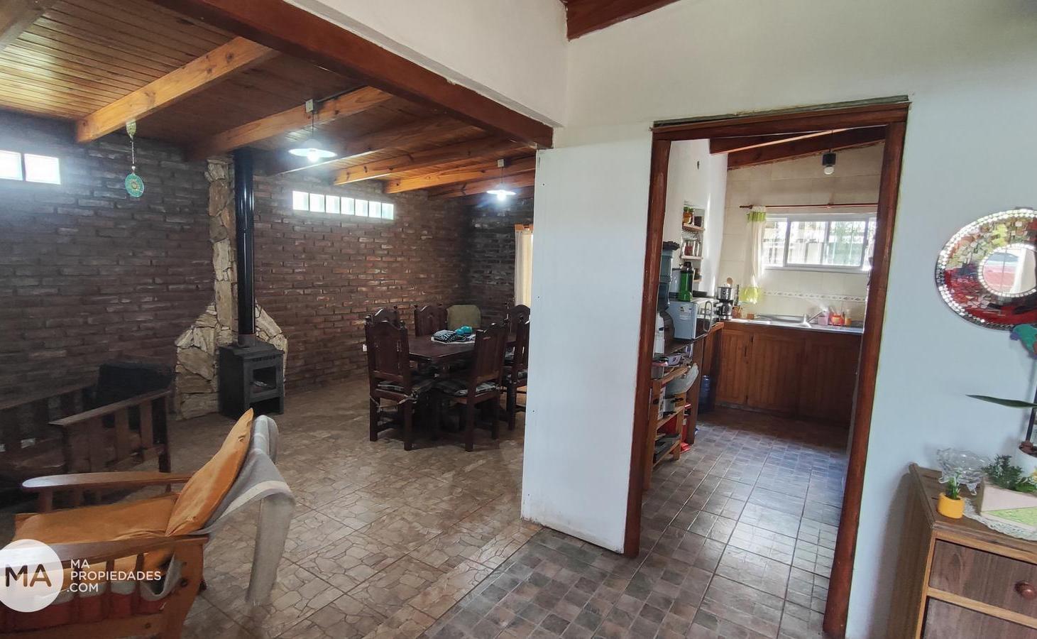 Casa en esquina con locales comerciales cerca de barrio cerrado - Formosa 1000 - Roldán | Venta