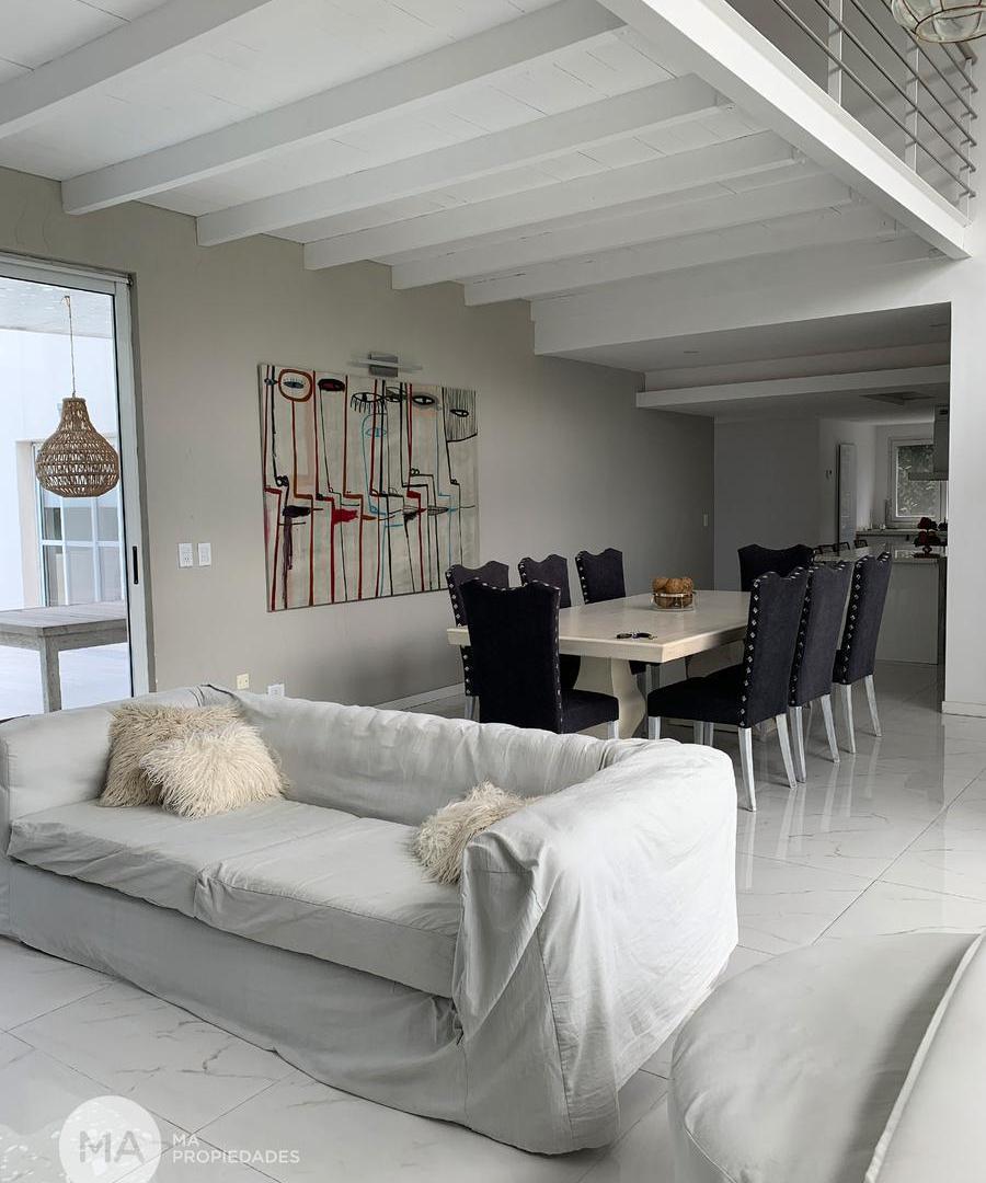 Casa 3 dormitorios con jardín y piscina - Miraflores - Funes | Venta