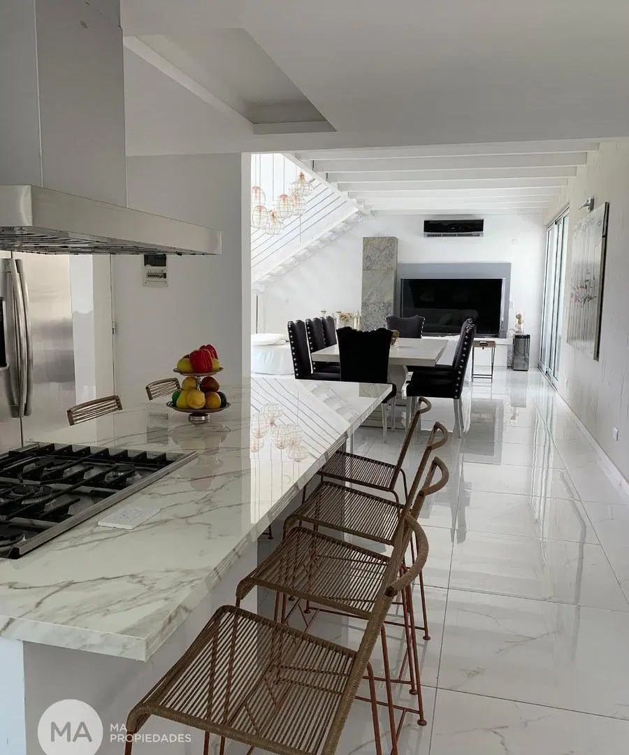 Casa 3 dormitorios con jardín y piscina - Miraflores - Funes | Venta 4