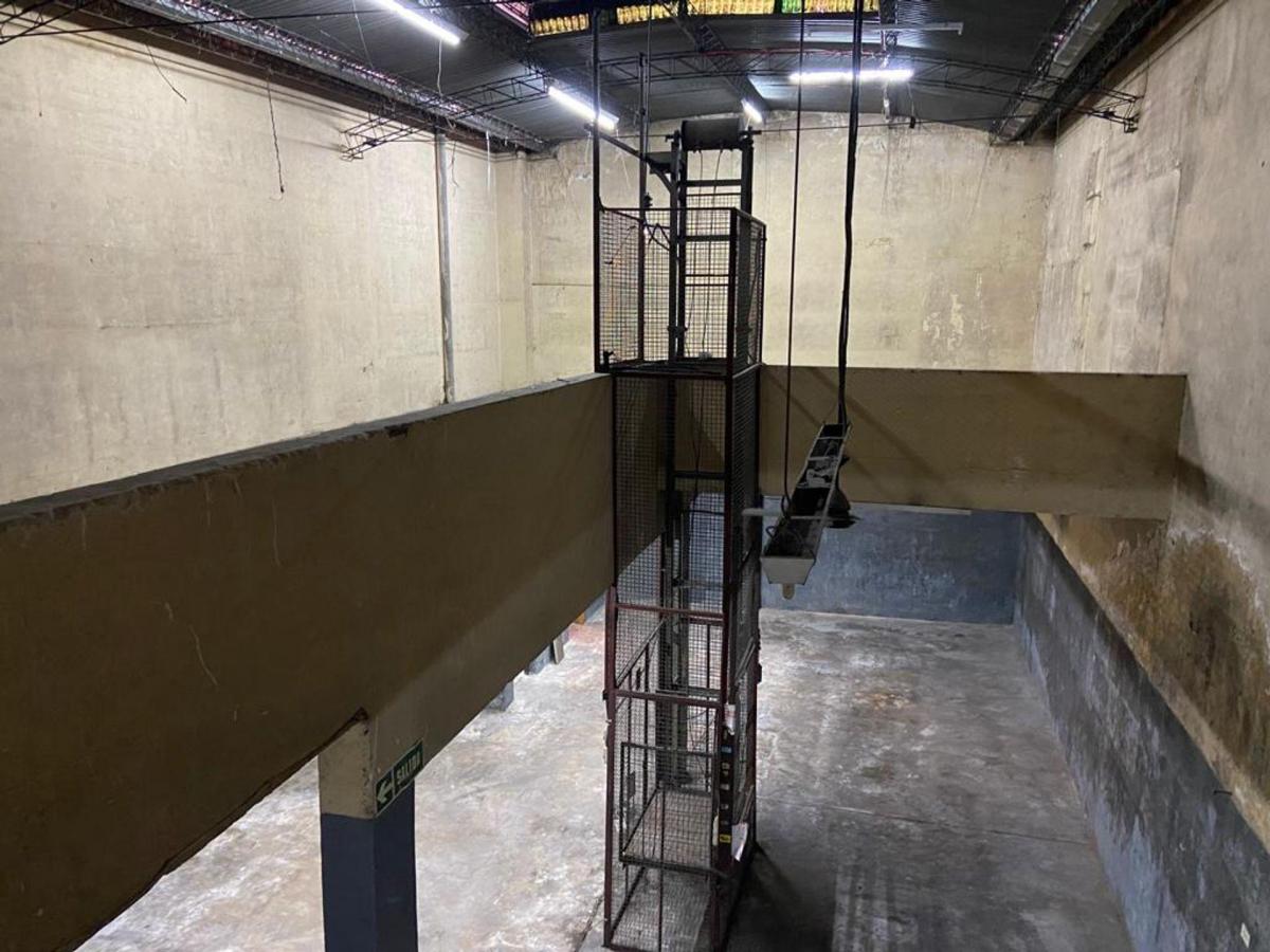 Venta Deposito con Oficina en Pompeya 4