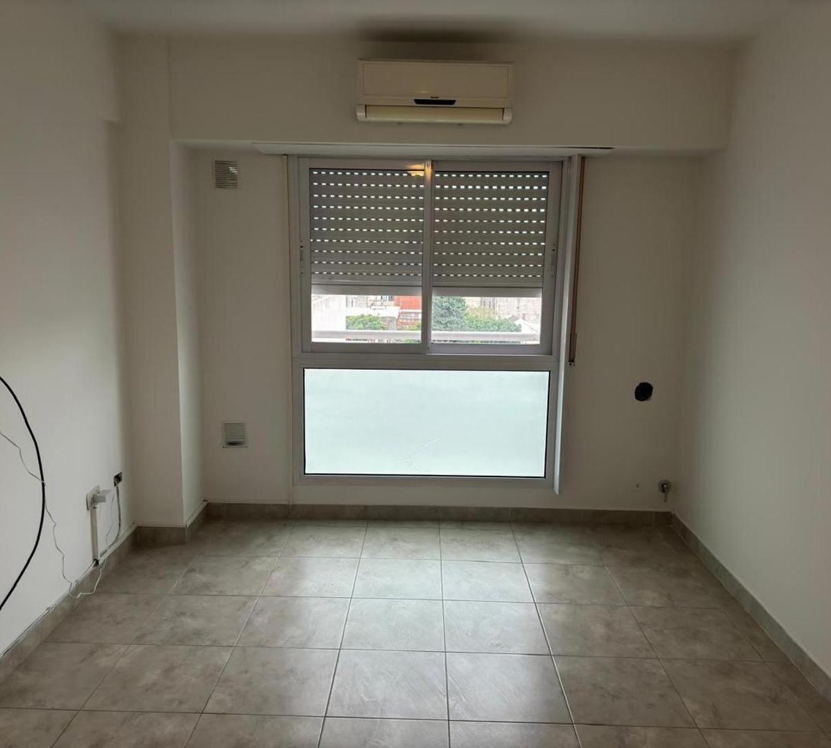 Departamento de un AMBIENTE DIVIDIDO- Morón sur