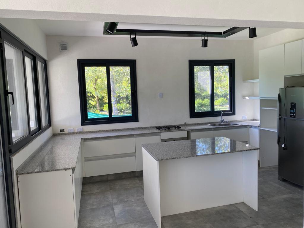 Impecable Casa en Barrio El Tropezón 3