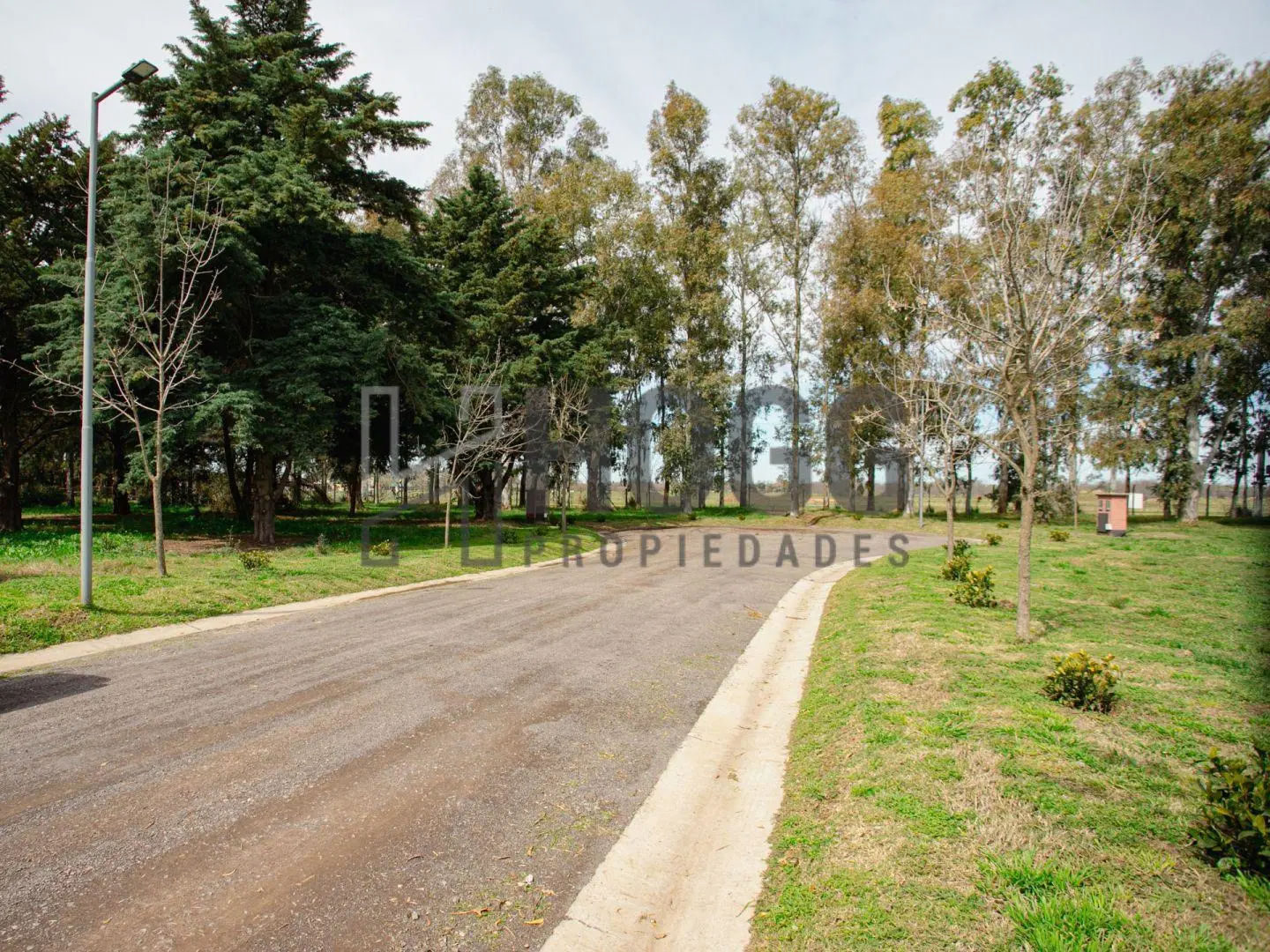 Lote 1035 m2 Barrio El Tropezón. Todos los servicios. 3