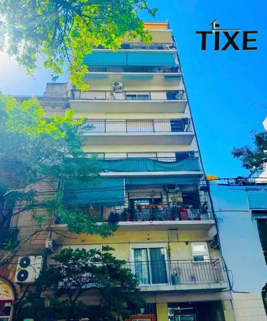 Jean Jaures y San Luis. 2 Amb. Piso alto, luz, balcón. Impecable. 2