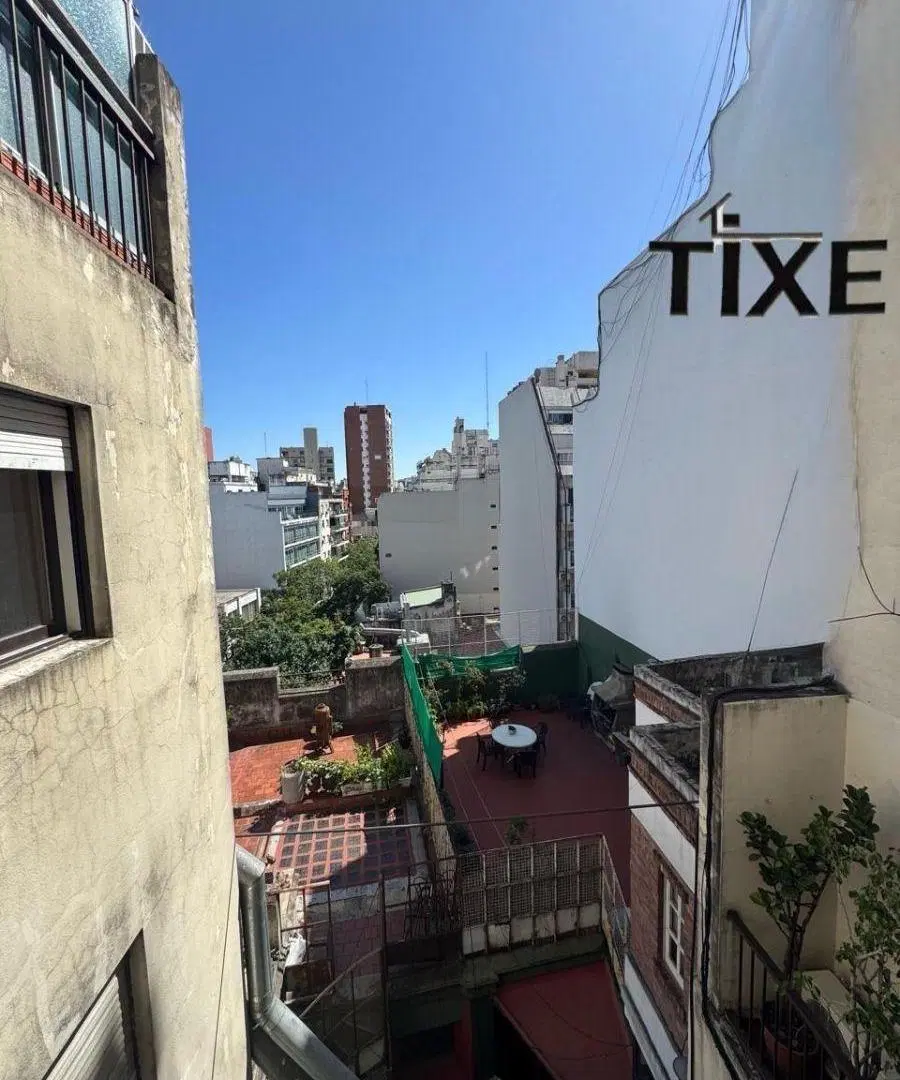 Jean Jaures y San Luis. 2 Amb. Piso alto, luz, balcón. Impecable. 5