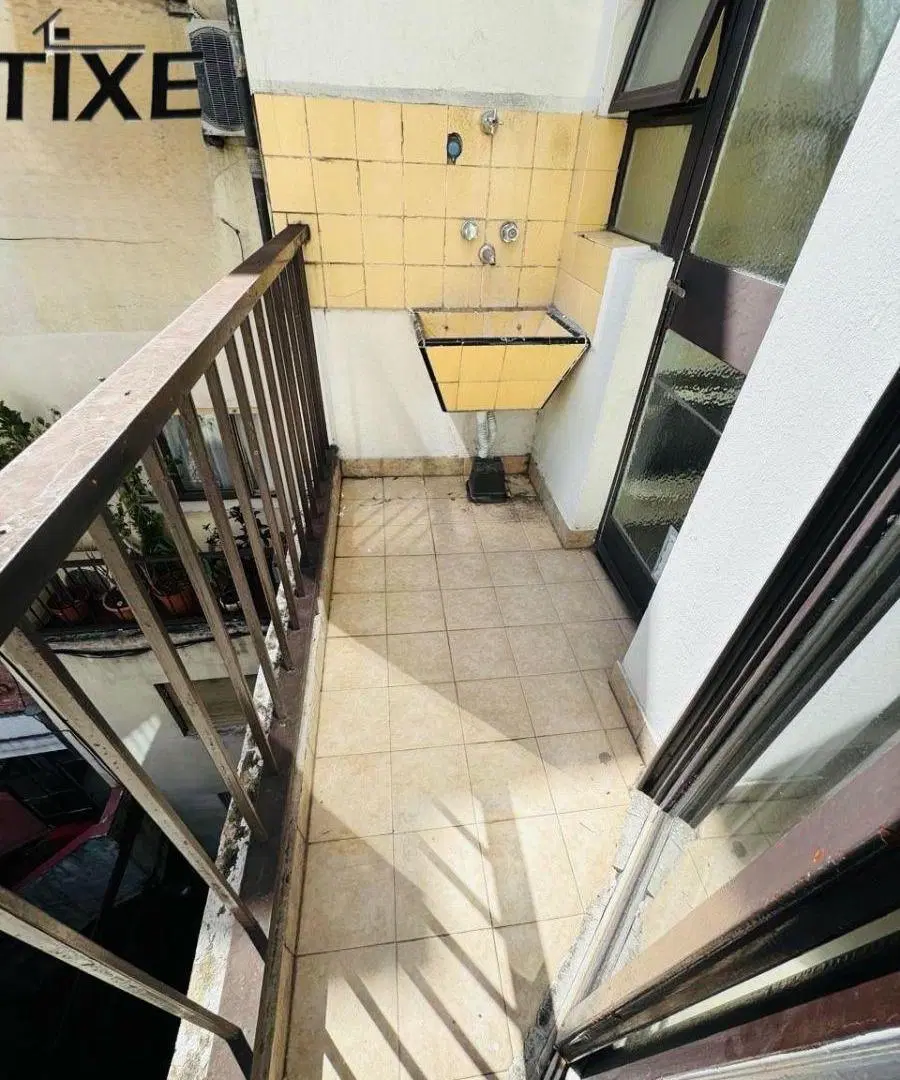 Jean Jaures y San Luis. 2 Amb. Piso alto, luz, balcón. Impecable. 4