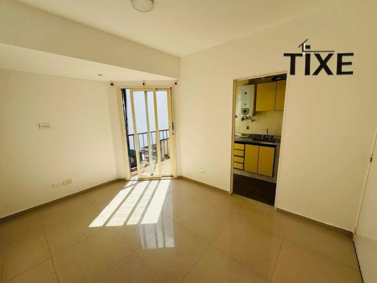 Jean Jaures y San Luis. 2 Amb. Piso alto, luz, balcón. Impecable. 3