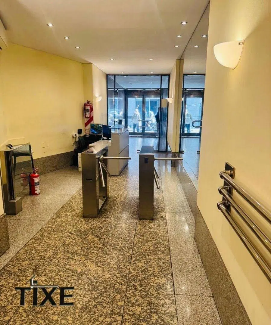 Reconquista y Av. Corrientes. Impecable Oficina 170 m2 al frente. Cochera. 4