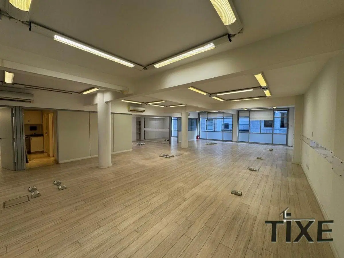 Reconquista y Av. Corrientes. Impecable Oficina 170 m2 al frente. Cochera. 1