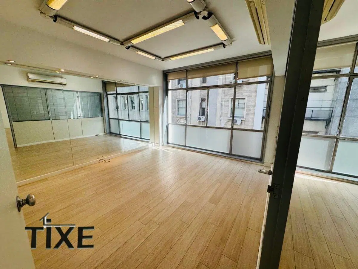 Reconquista y Av. Corrientes. Impecable Oficina 170 m2 al frente. Cochera. 5