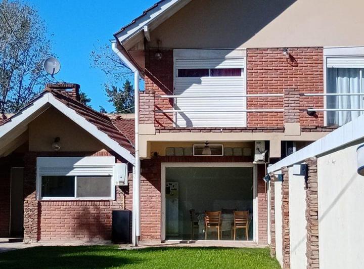 VENTA Casa quinta mas Casa con pileta mas 3 deptos 3