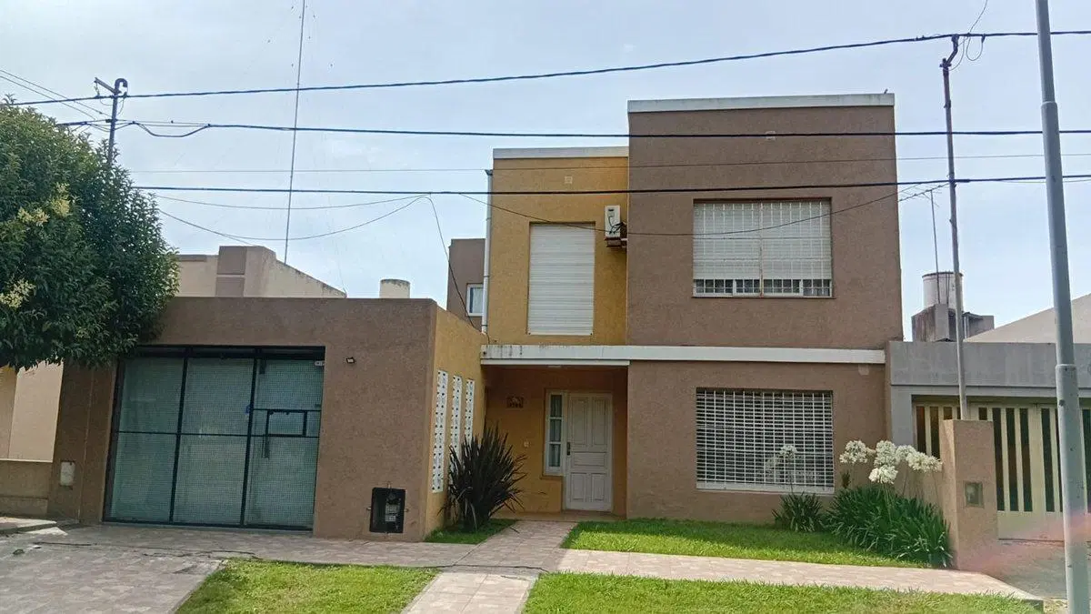 CASA EN VENTA , 4 AMBIENTES I LUJAN I APTO CREDITO 3