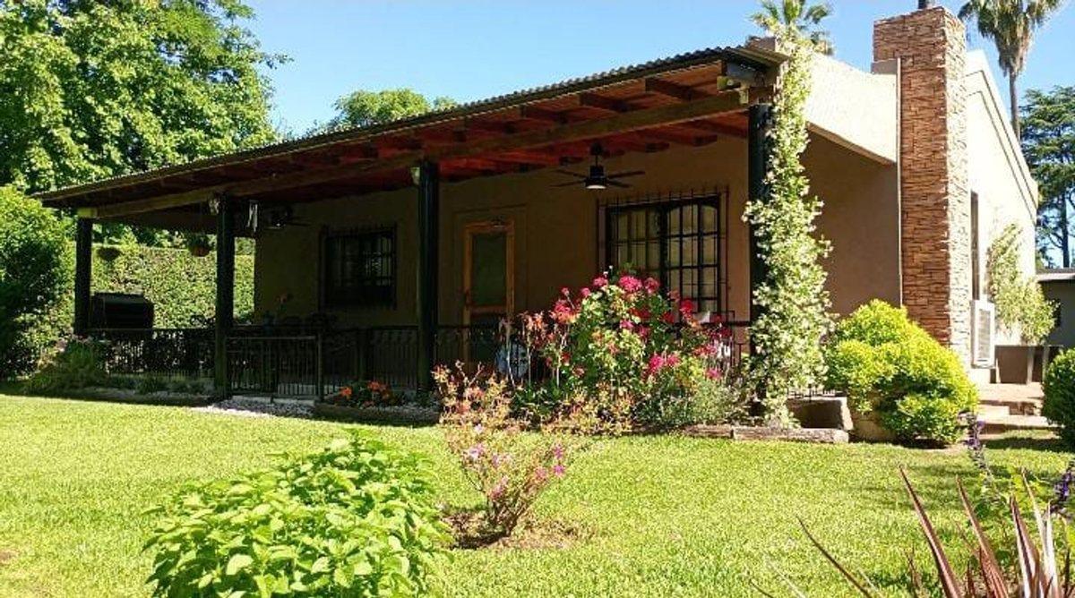 VENTA EXCELENTE QUINTA CON PILETA HERMOSA ZONA