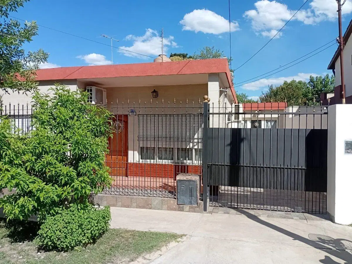 VENTA HERMOSA Y COMODA CASA 3 AMBIENTES EN MORENO 2