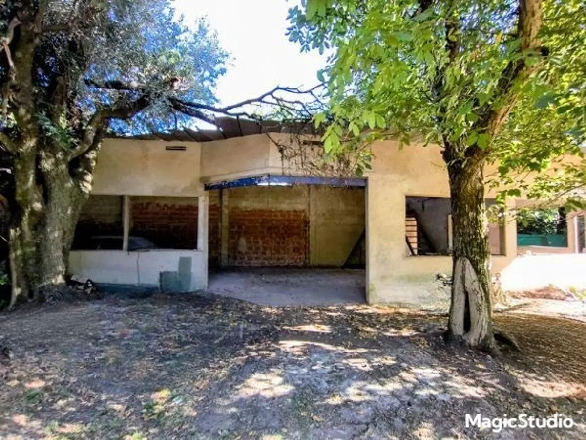 LOTE CON CASA A REFACCIONAR LA REJA 4