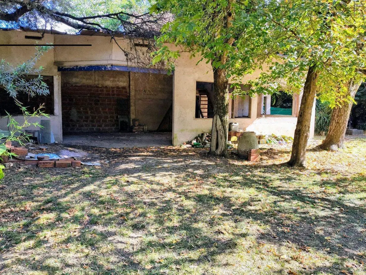 LOTE CON CASA A REFACCIONAR LA REJA 3