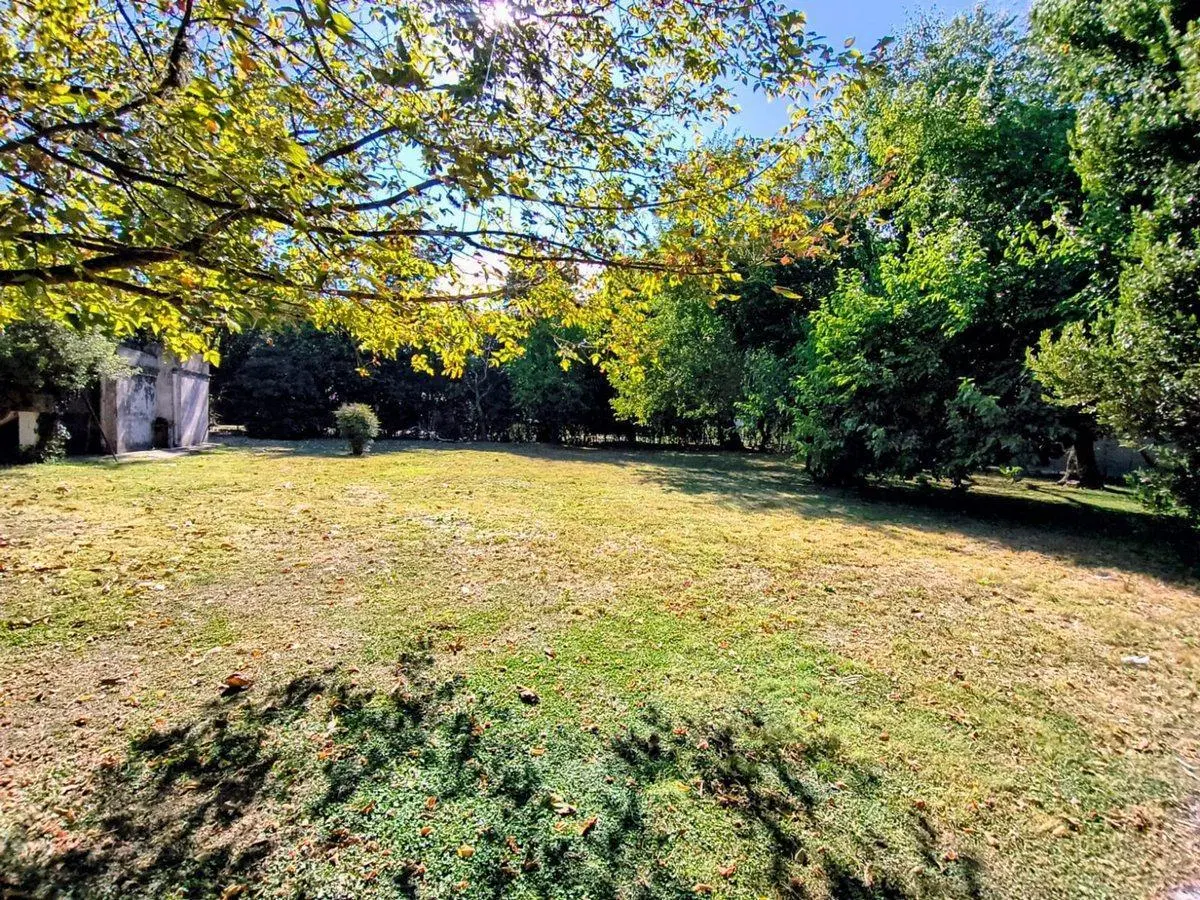LOTE CON CASA A REFACCIONAR LA REJA 2