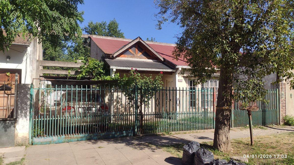 Venta casa con oficina y galería semi cubierta