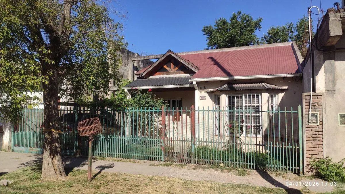 Venta casa con oficina y galería semi cubierta 4