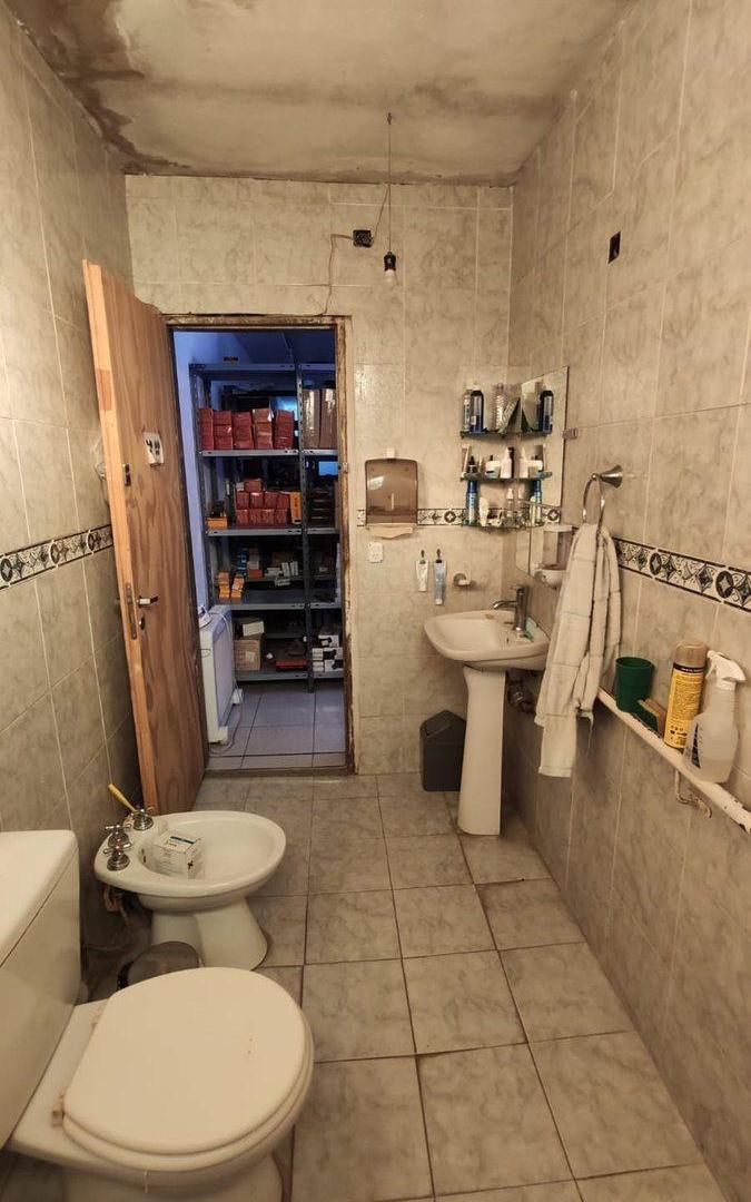 Venta casa con oficina y galería semi cubierta