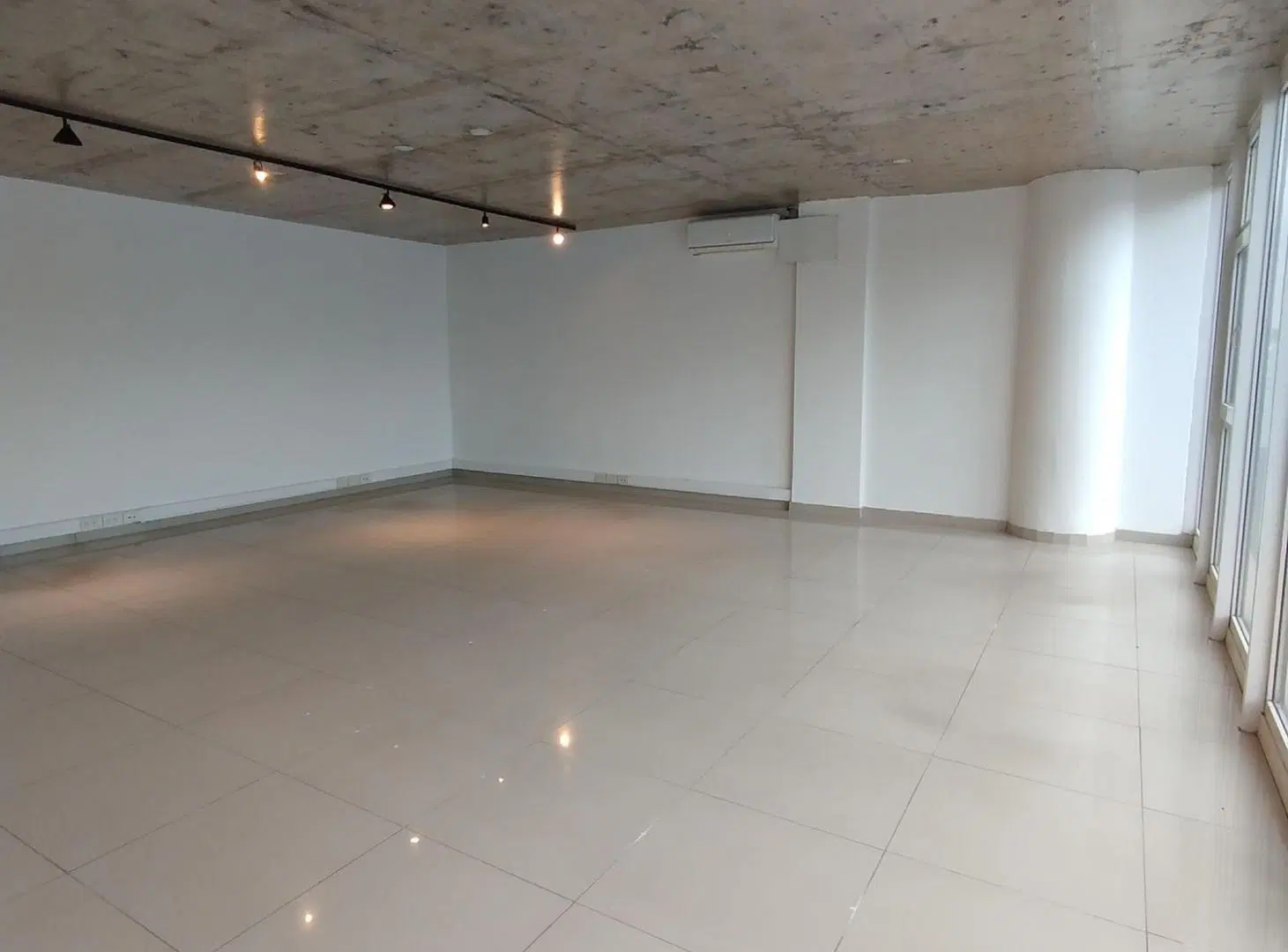 Alquiler oficina en 3er piso complejo empresarial 5