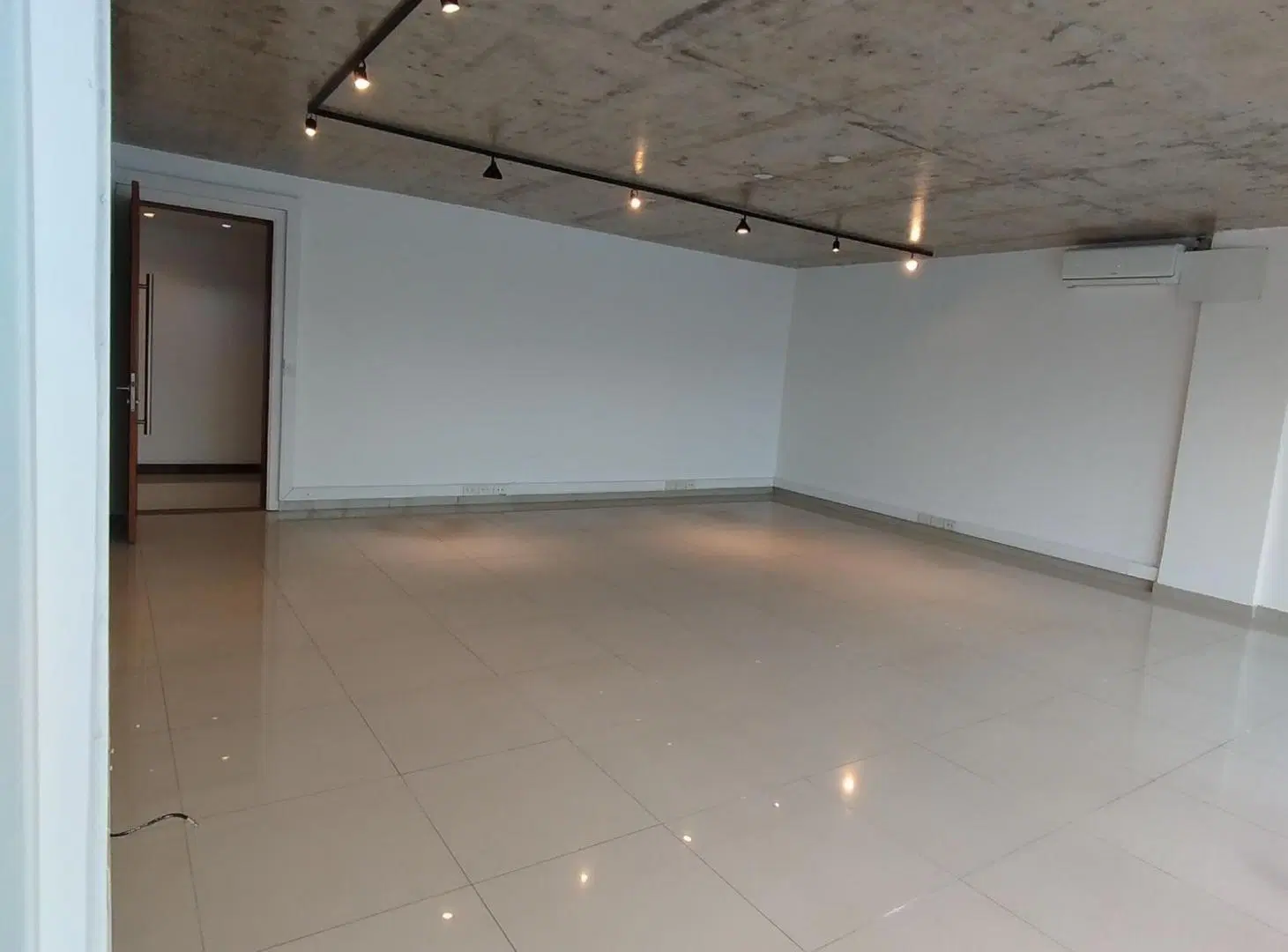 Alquiler oficina en 3er piso complejo empresarial 2