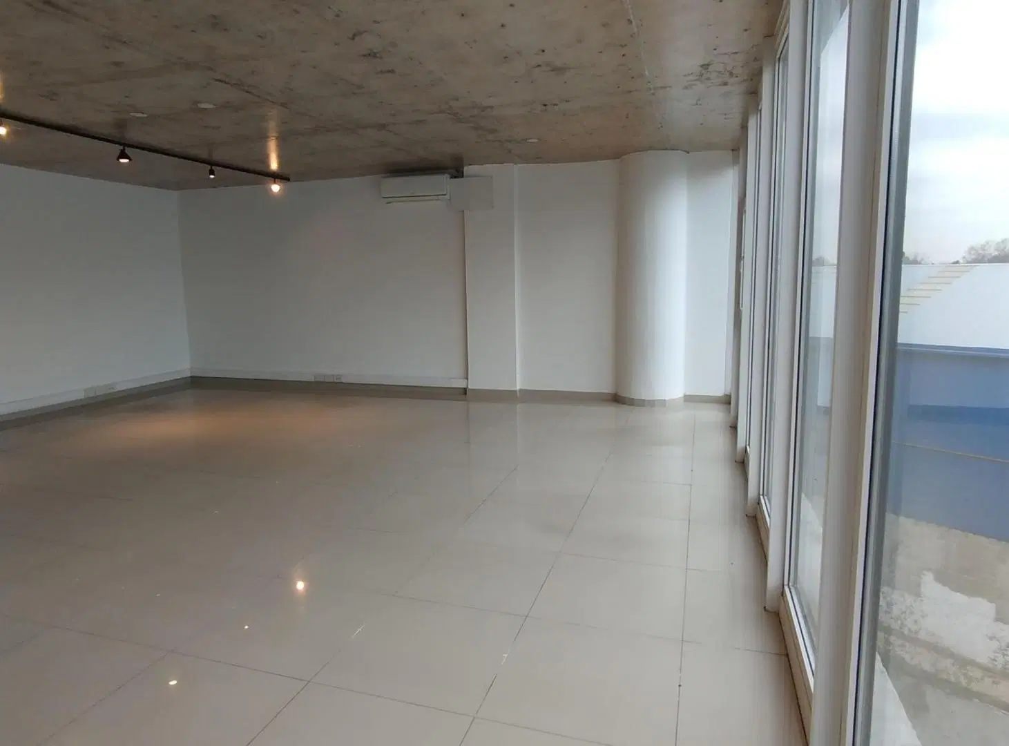 Alquiler oficina en 3er piso complejo empresarial 3