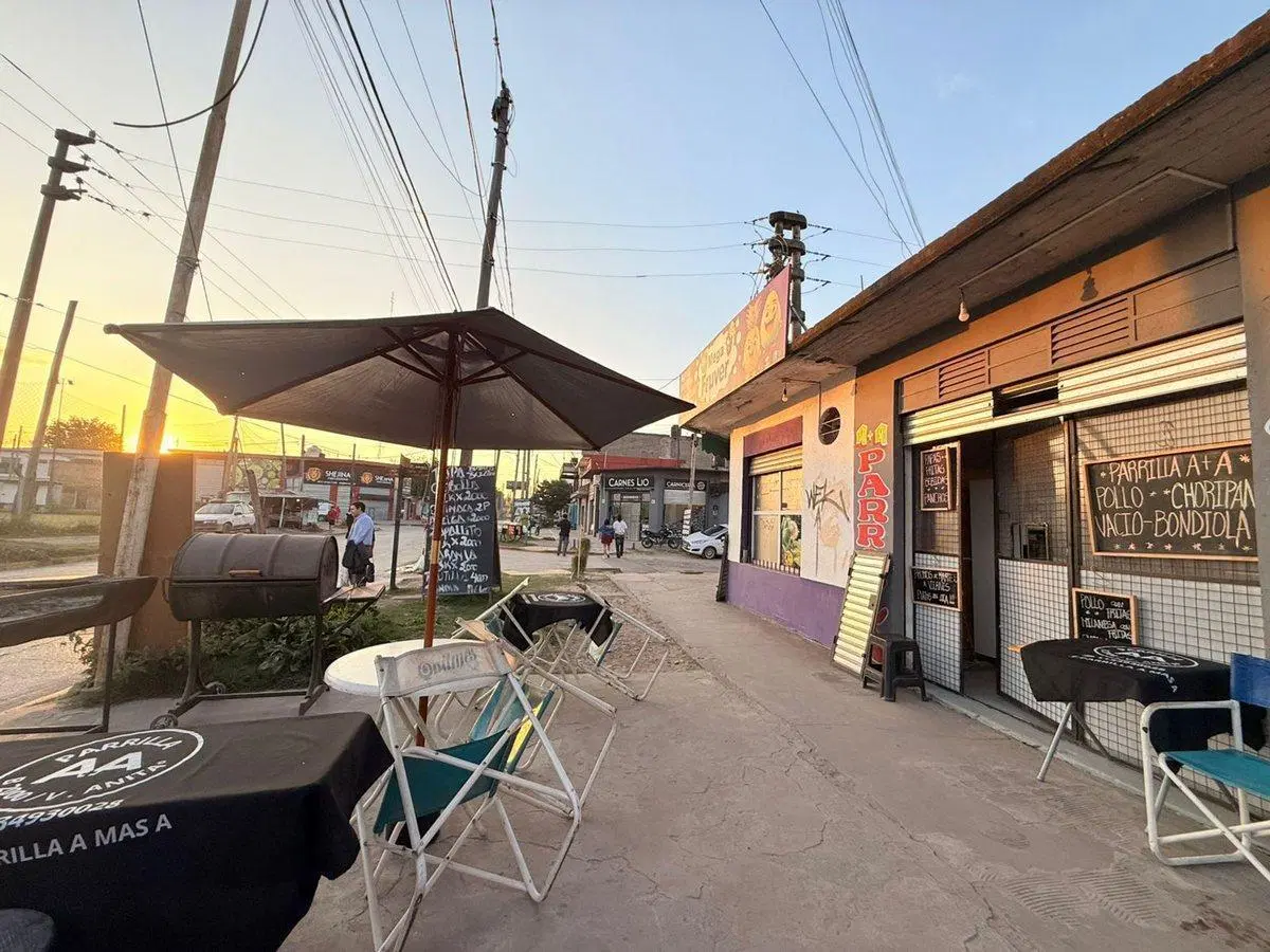 esquina comercial , 3 locales + depósito + depto 3