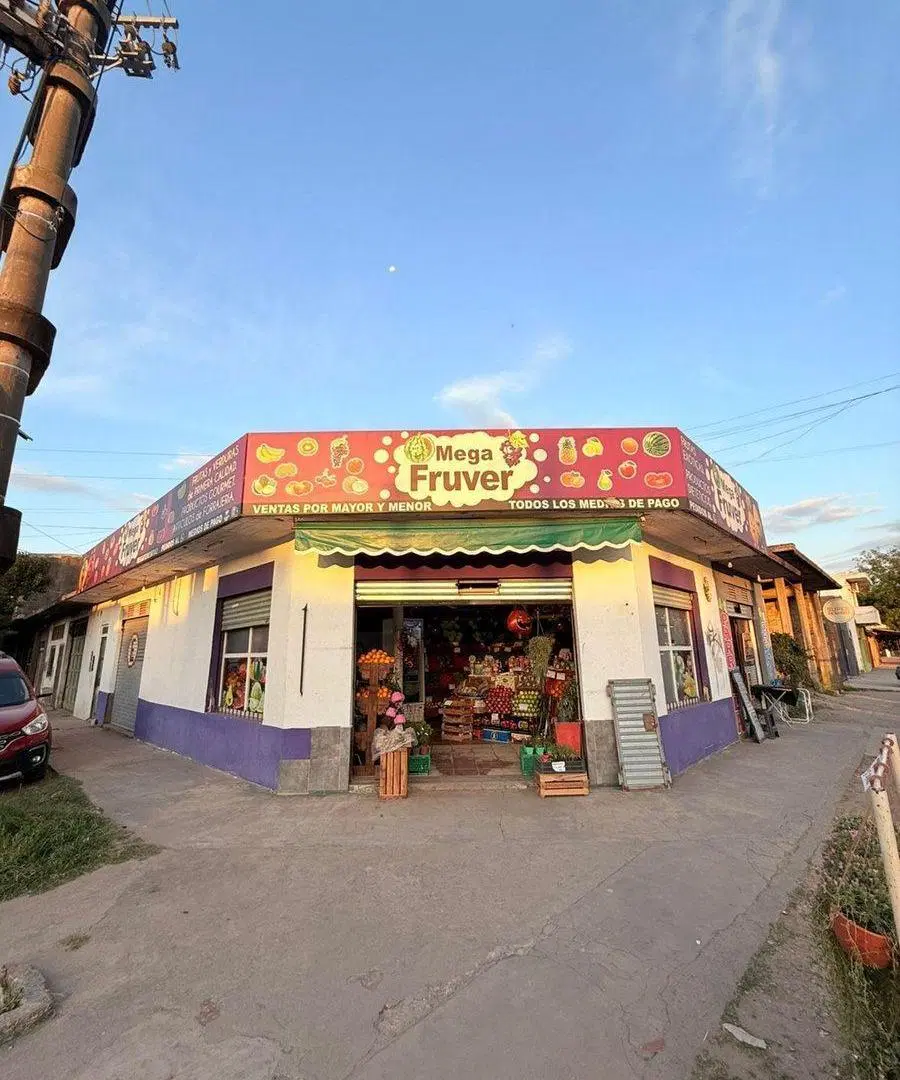 esquina comercial , 3 locales + depósito + depto 2