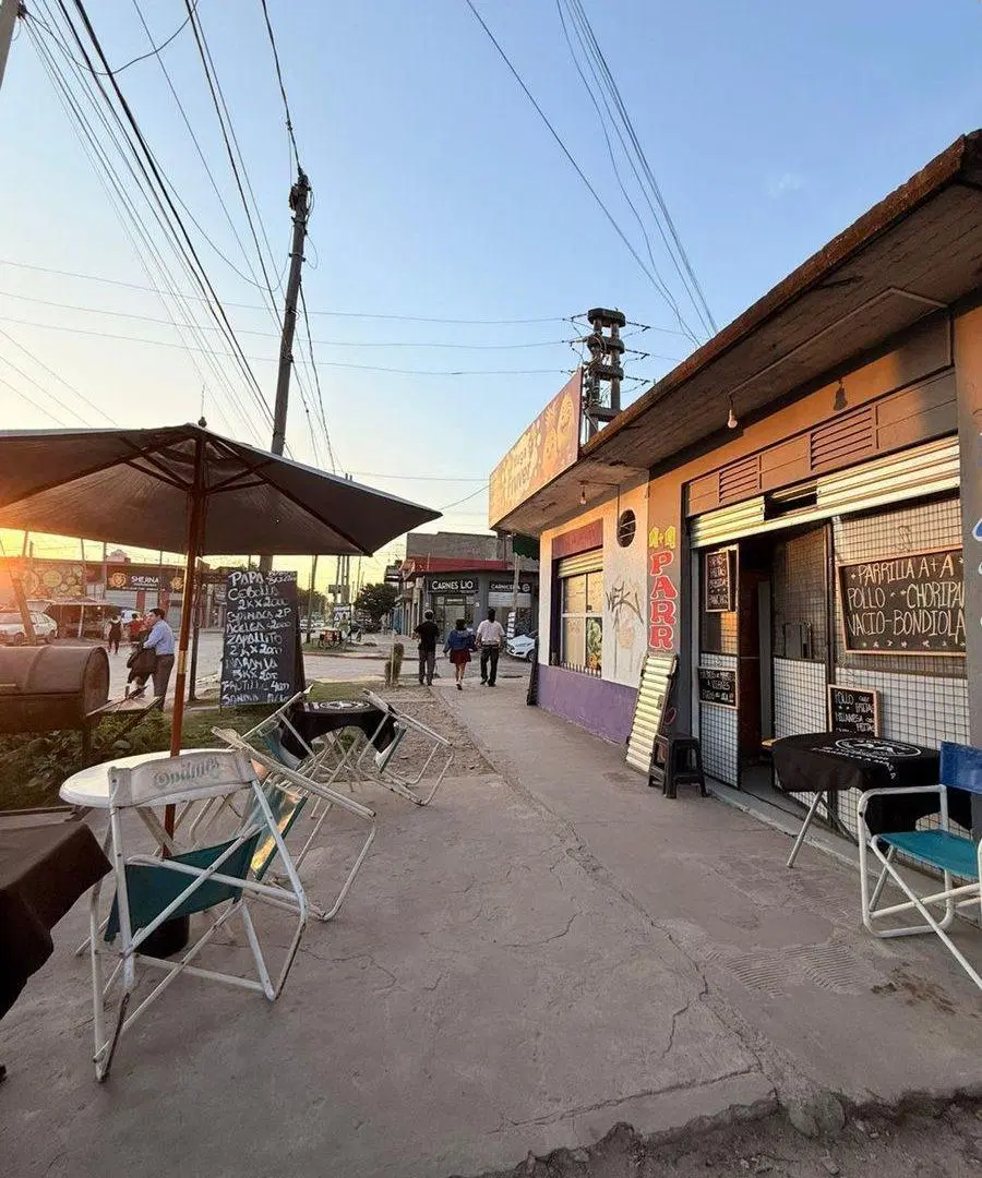esquina comercial , 3 locales + depósito + depto 4