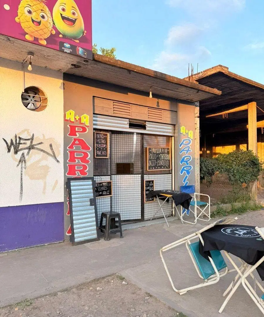 esquina comercial , 3 locales + depósito + depto 5