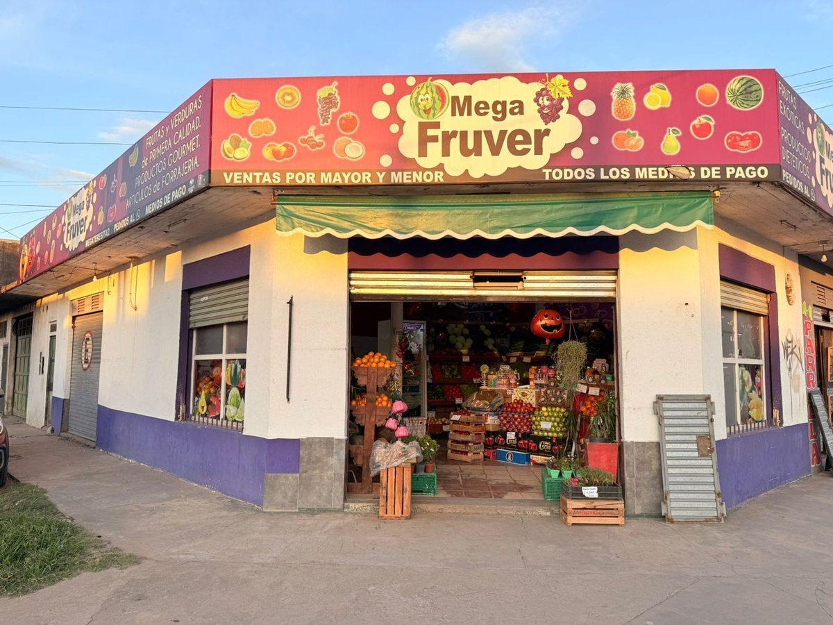 esquina comercial , 3 locales + depósito + depto