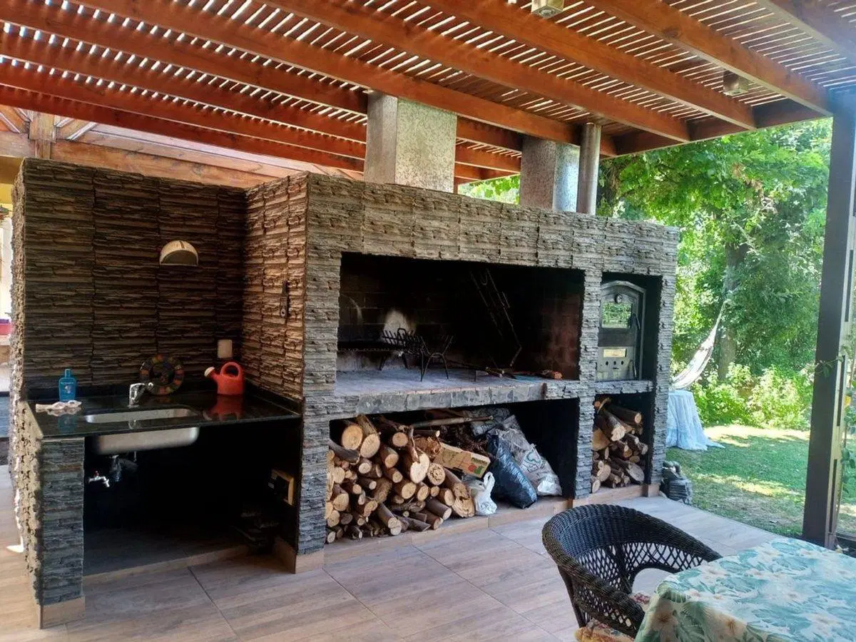 VENTA CASA DE DISEÑO CON PILETA , B° LA SOBERANA 5