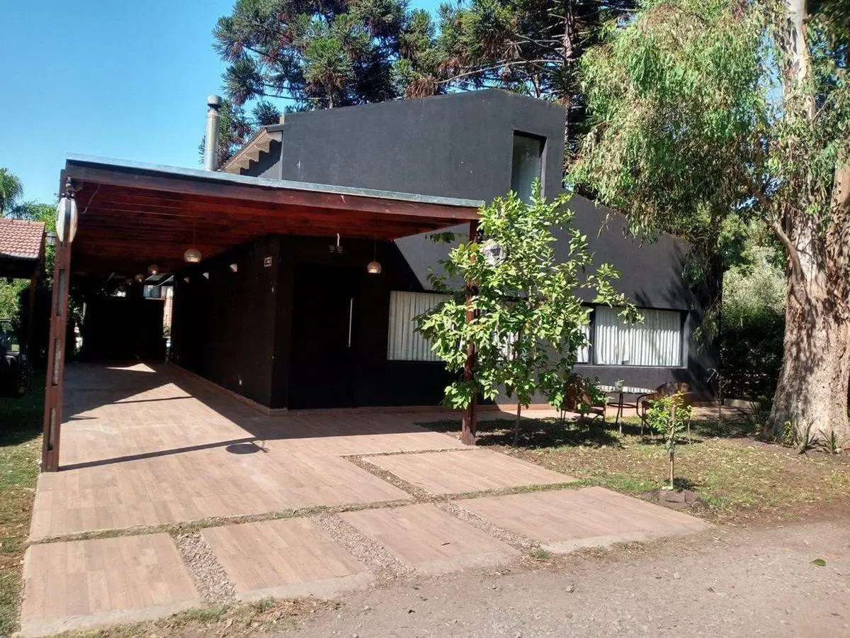 VENTA CASA DE DISEÑO CON PILETA , B° LA SOBERANA 3