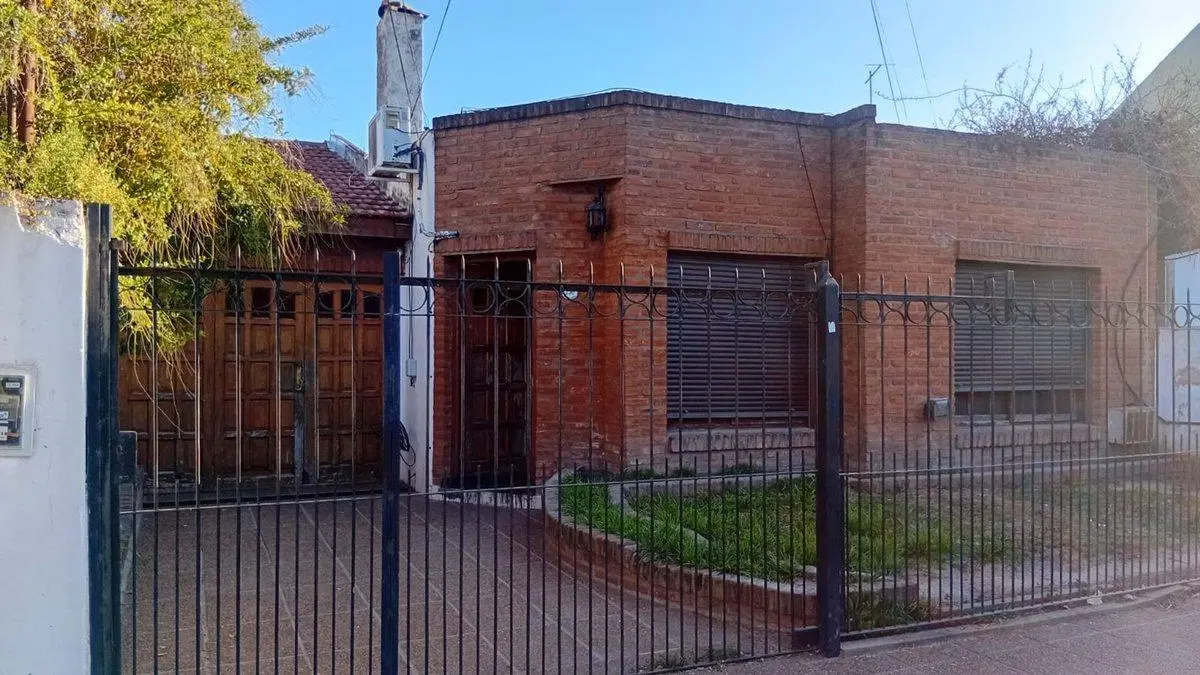 VENTA CASA 3 AMB. MAS OTRA CASA A TERMINAR MORENO 2
