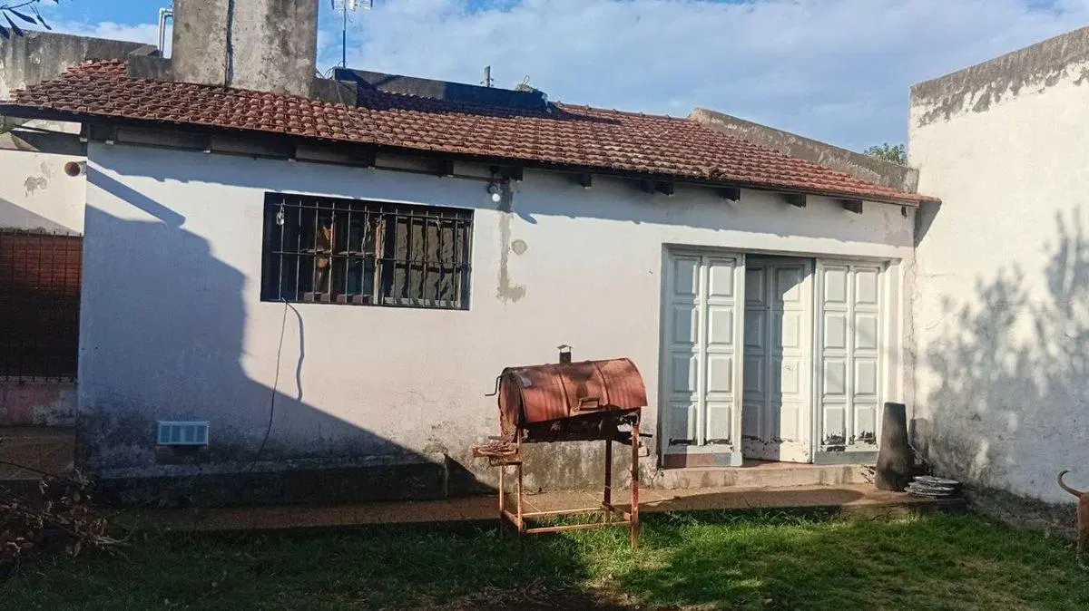 VENTA CASA 3 AMB. MAS OTRA CASA A TERMINAR MORENO 5