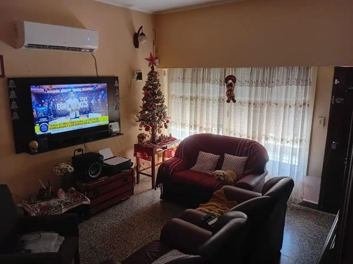 VENTA HERMOSA Y COMODA CASA 3 AMBIENTES EN MORENO 2