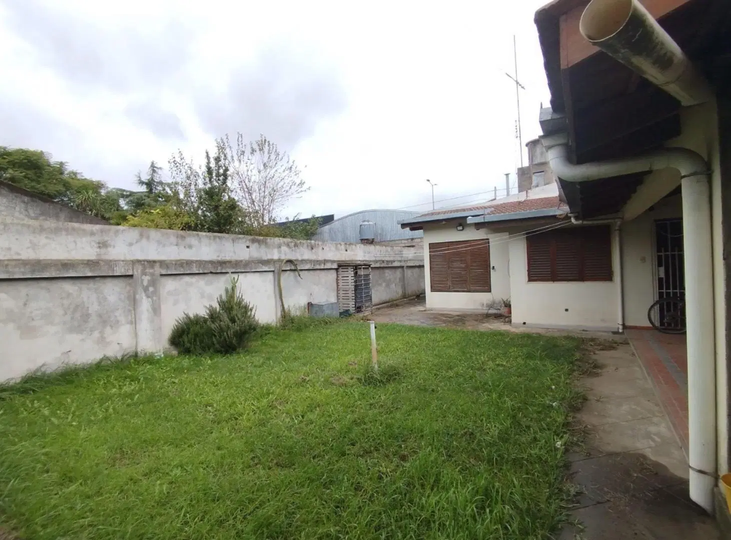 Venta casa quincho local sobre avenida 4