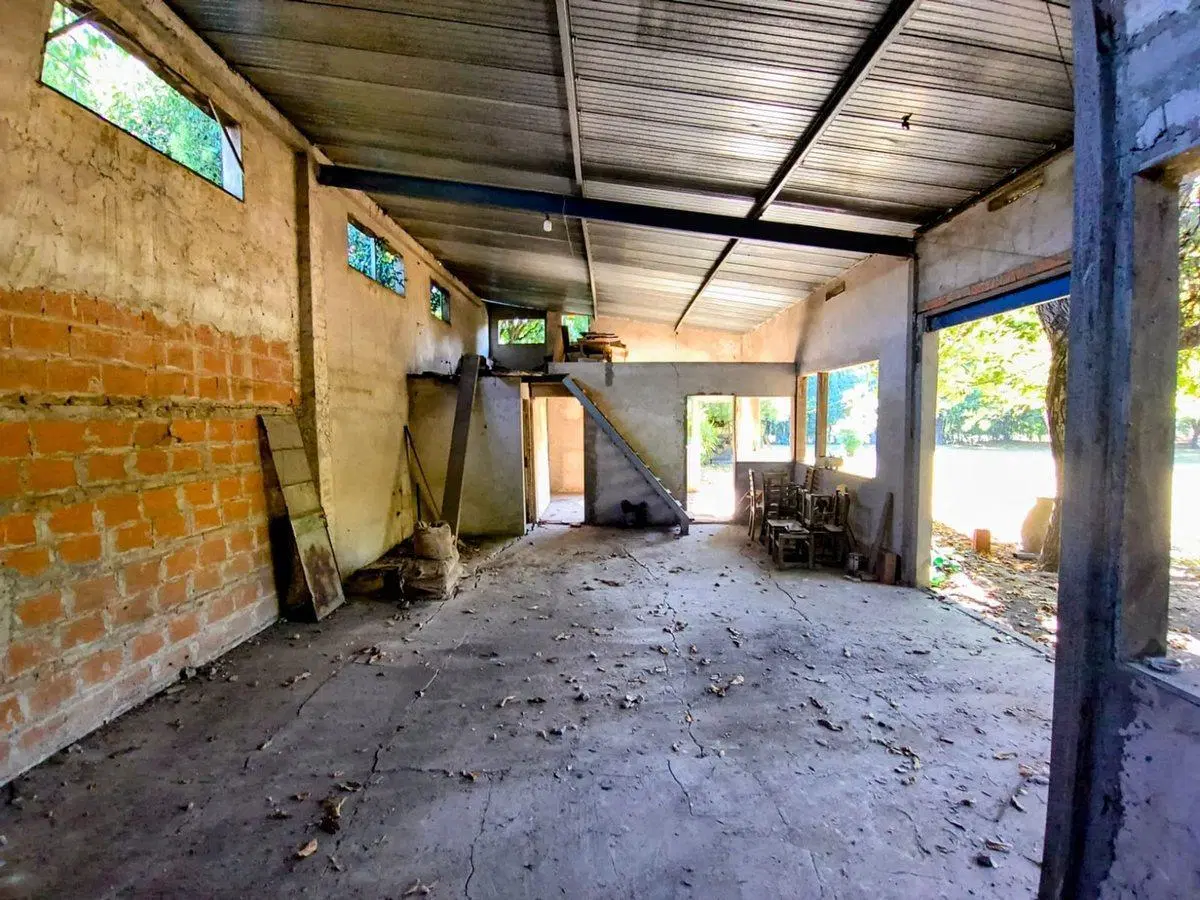 LOTE CON CASA A REFACCIONAR LA REJA 3