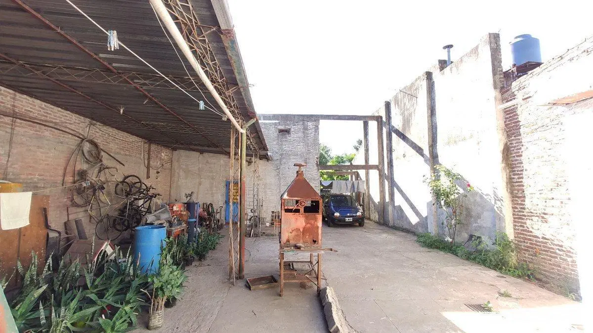Venta casa con oficina y galería semi cubierta 8