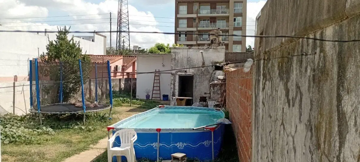 EXCELENTE LOTE Y CASA A RECICLAR EN MORENO CENTRO 8