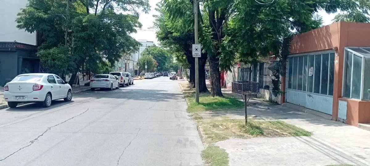 EXCELENTE LOTE Y CASA A RECICLAR EN MORENO CENTRO 4