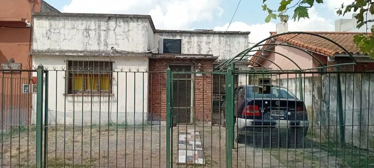 EXCELENTE LOTE Y CASA A RECICLAR EN MORENO CENTRO 2